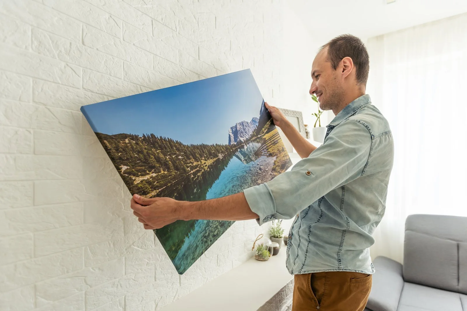 Hrubý gallery-wrap fotoobraz zavesený v modernom interiéri