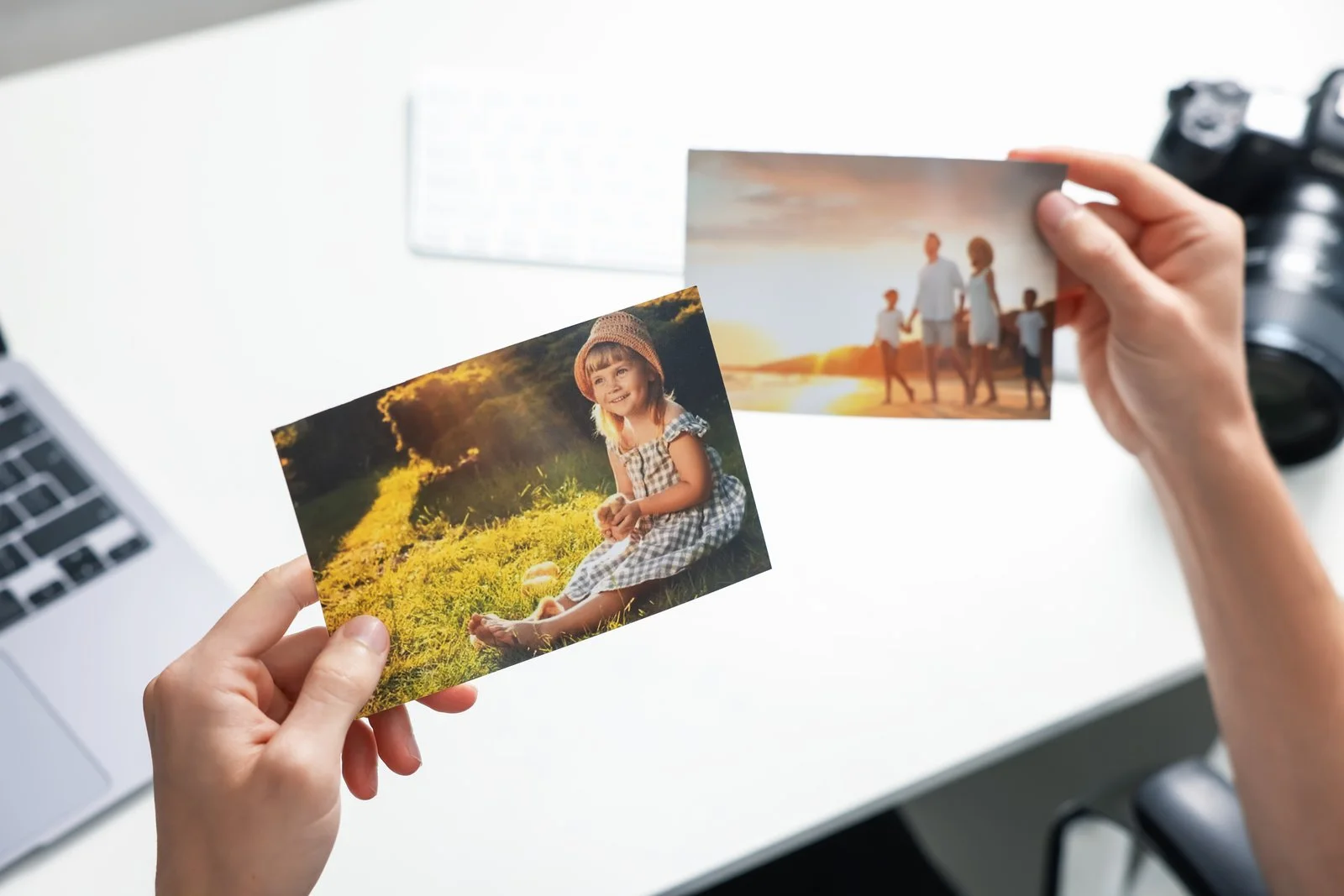 Fotograf porovnáva väčšie vytlačené fotografie na stole