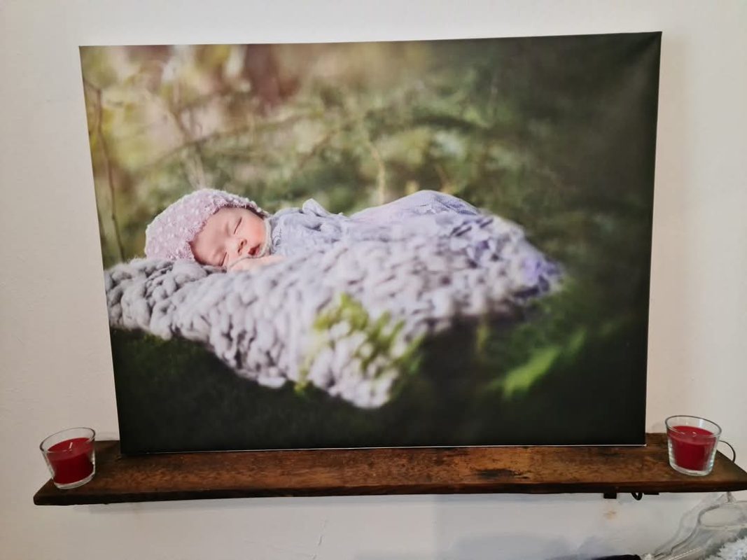 Fotografie vytlačené z mobilu rozložené na stole v dennom svetle
