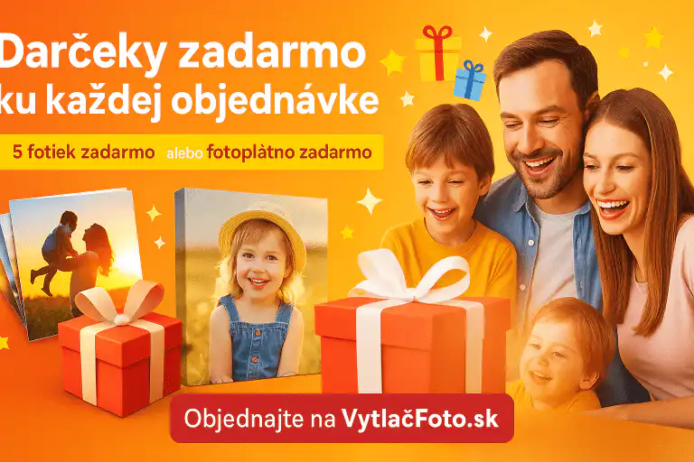Propagačný banner VytlačFoto.sk – usmiata rodina s balíčkom fotografií, ukážka prémiových výtlačkov 10 × 15 cm a mini fotoplátna, text „Darčeky zadarmo ku každej objednávke: 5 fotiek zadarmo alebo fotoplátno zadarmo“, výzva „Objednajte na VytlačFoto.sk“