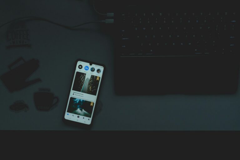 Smartfón s fotografiou na pracovnom stole pri príprave záberu na tlač